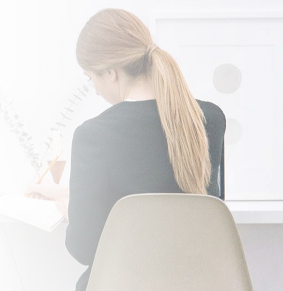 Frau am Schreibtisch